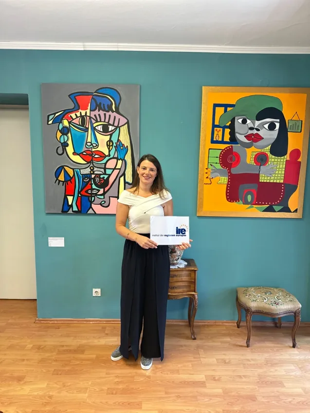 Edita Imamović sama u ateljeu s IRE oznakom